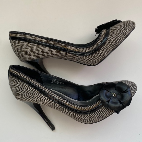 Classic heels with floral detail - Picture 2 of 8